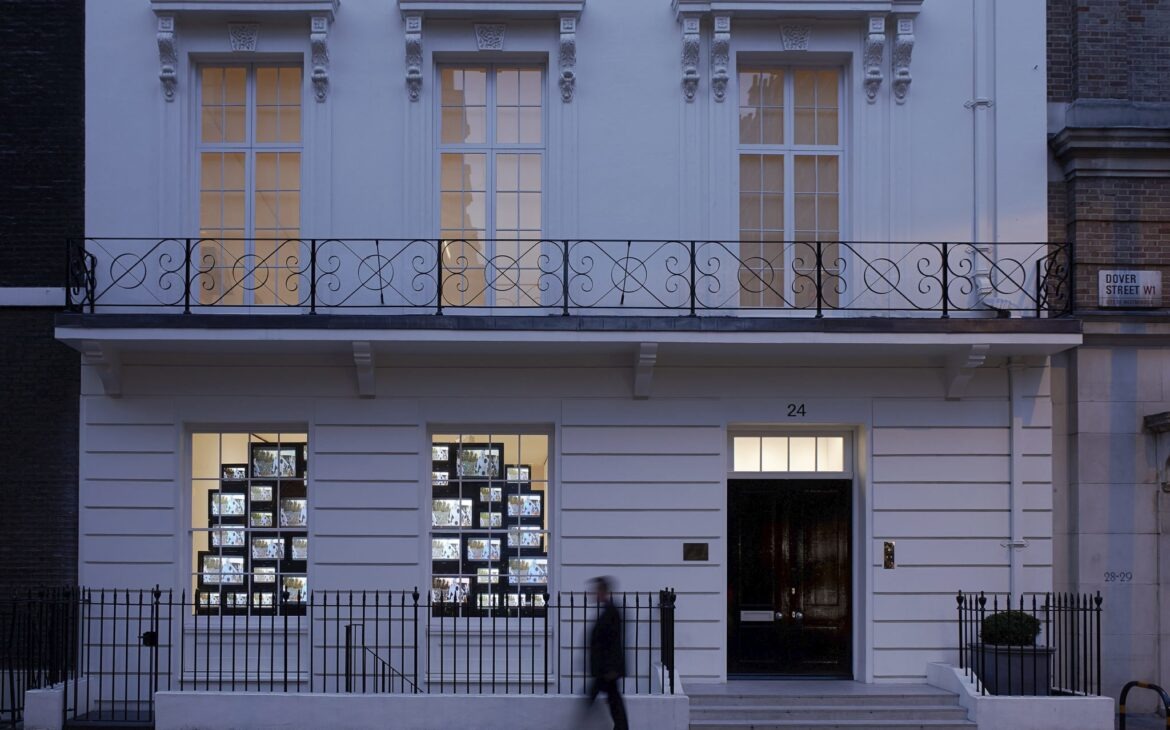 Gallery Tour & Wine in Mayfair