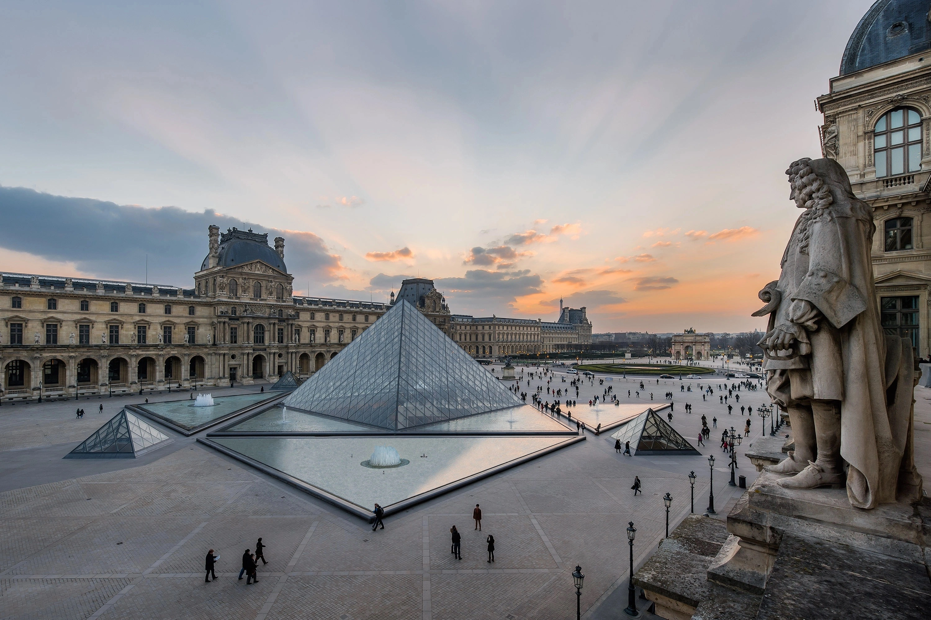 Scavenger hunt at the Louvre Museum (for kids or adults)